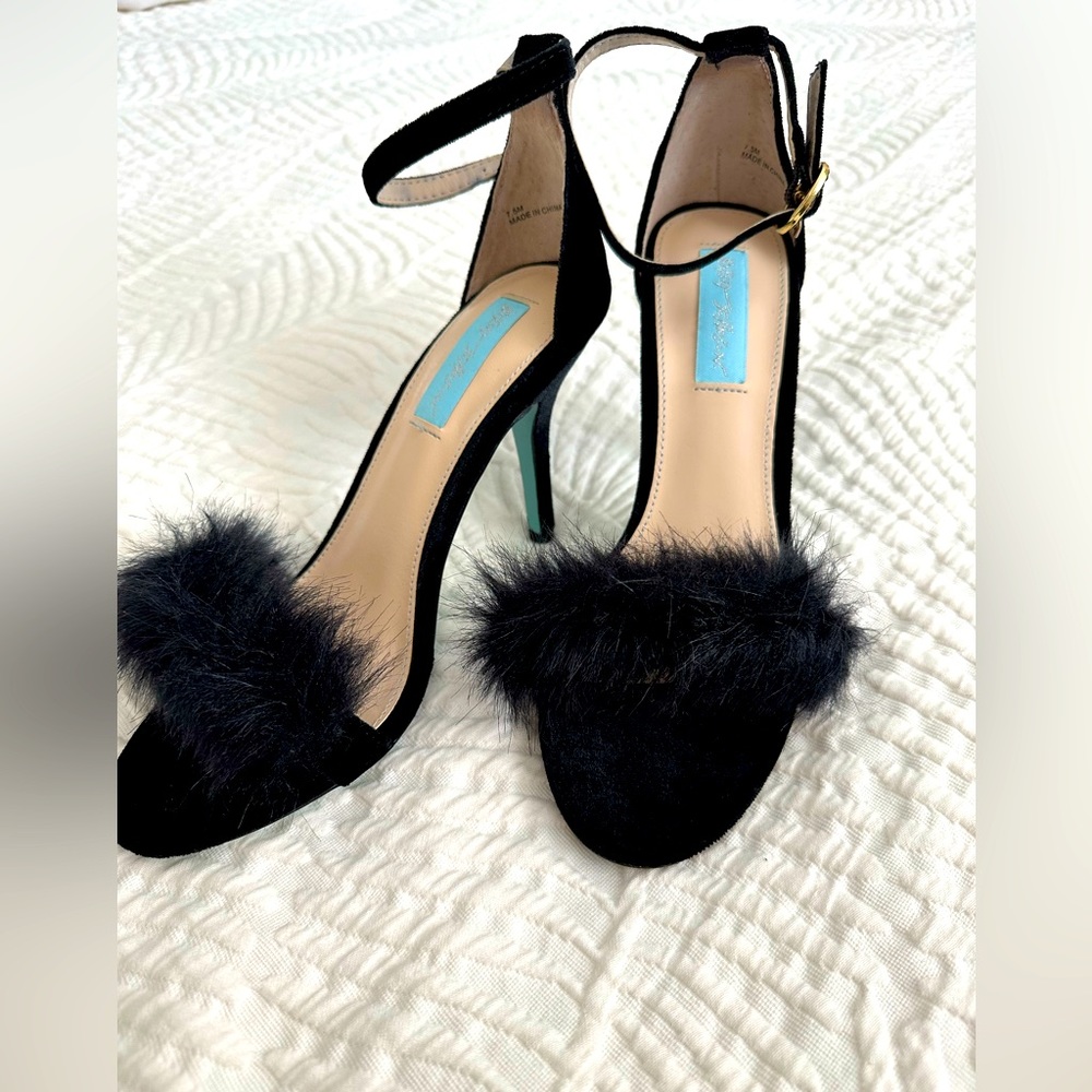 Betsey Johnson NEVER WORN extremely cute Black Velvet Faux Fur High Heel Pump